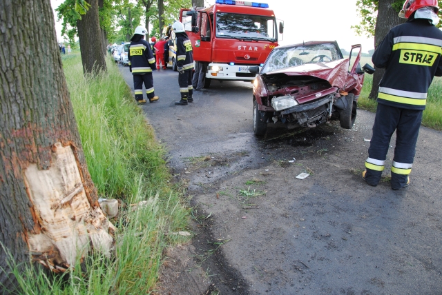 Jechał z dzieckiem i uderzył w drzewo [ZDJĘCIA] - Zdjęcie główne