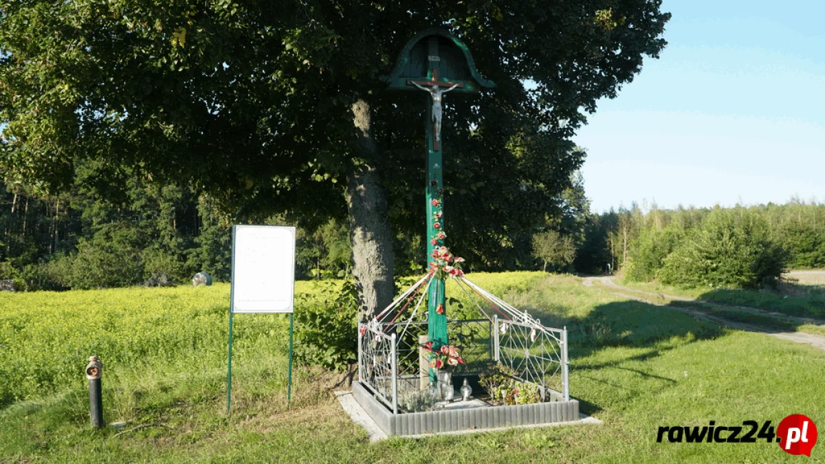 W Pomocnie, na rozstaju dróg, stoi krzyż. To on jest początkiem i końcem wsi - Zdjęcie główne