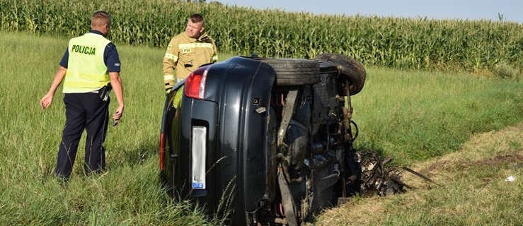 Dachowanie na drodze. Poszkodowany odwieziony do szpitala (FOTO)  - Zdjęcie główne