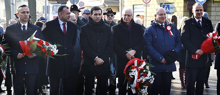 Złożono wiązanki kwiatów pod pomnikiem Żołnierza Polskiego [FOTO] - Zdjęcie główne