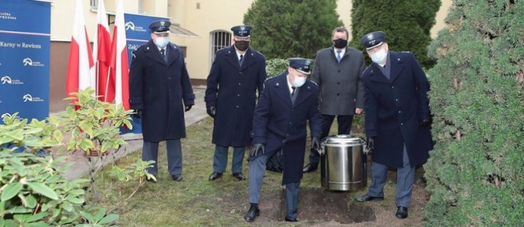 Rawicz. Na 200-lecie więzienia zasadzono drzewo i zakopano "kapsułę czasu" - Zdjęcie główne