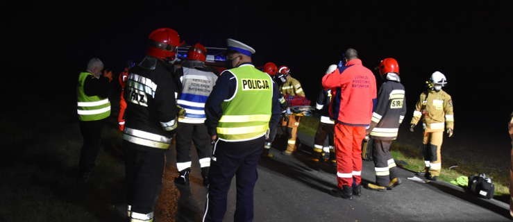 Uderzył w przydrożne drzewo. Z pomocą ruszyli strażacy i LPR (FOTO) - Zdjęcie główne