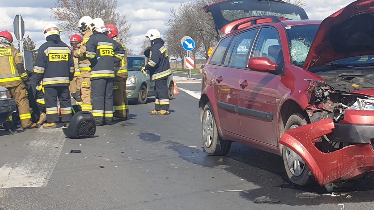 Bojanowo. Wypadek na wyjeździe z miasta. Ranny jest motorowerzysta - Zdjęcie główne