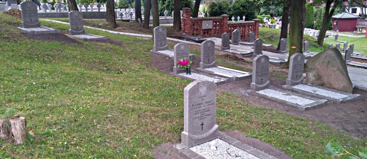 Wymieniono nagrobki na rawickim cmentarzu - Zdjęcie główne