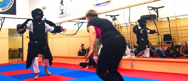 Uczyły się samoobrony w akademii taekwondo [FILM] - Zdjęcie główne