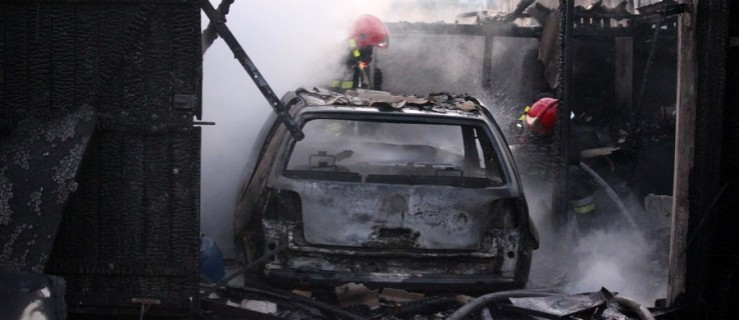 Pożar w Golinie Wielkiej. Spłonęły garaże i auta osobowe [AKTUALIZACJA] - Zdjęcie główne