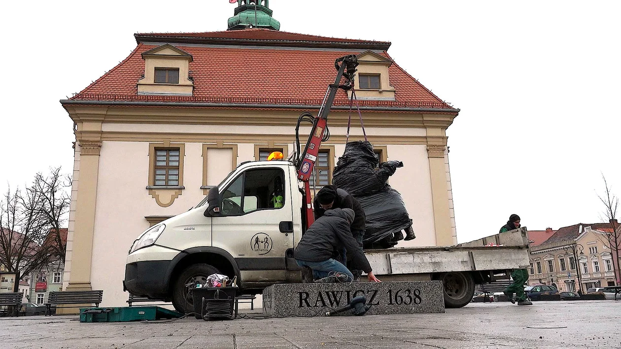 Na rynku jest montowana rzeźba niedźwiedzia. Zobaczcie film - Zdjęcie główne