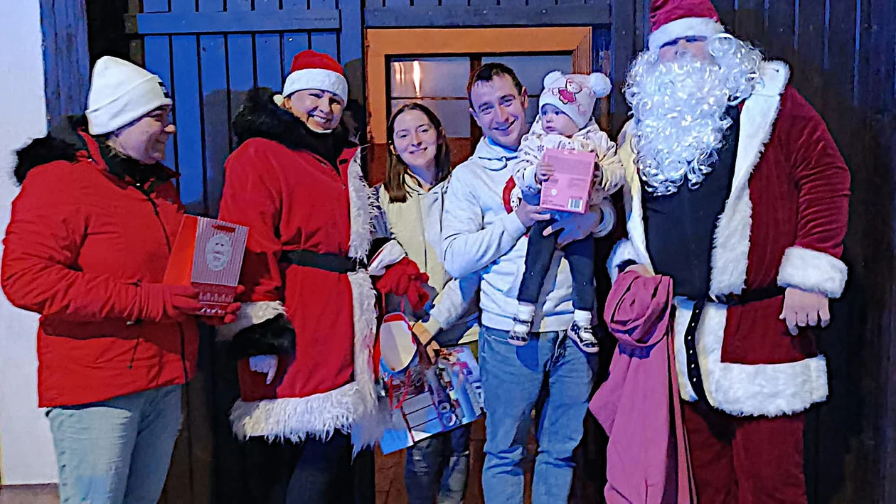 W Sarnowie gościł wyjątkowo pracowity Mikołaj. Odwiedził 300 dzieci - Zdjęcie główne