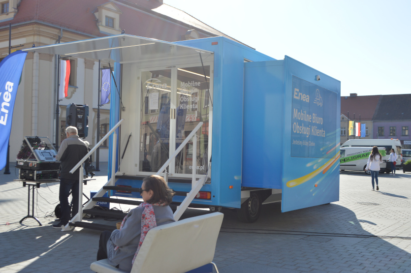 Mobilne biuro Enei na rawickim rynku - Zdjęcie główne