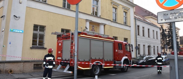 Ewakuacja sądu w Rawiczu. Było ostrzeżenie o bombie - Zdjęcie główne