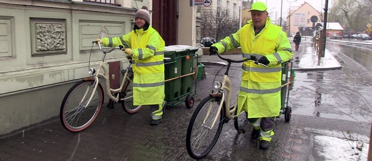 Sprzątają centrum Rawicza na rowerach - Zdjęcie główne