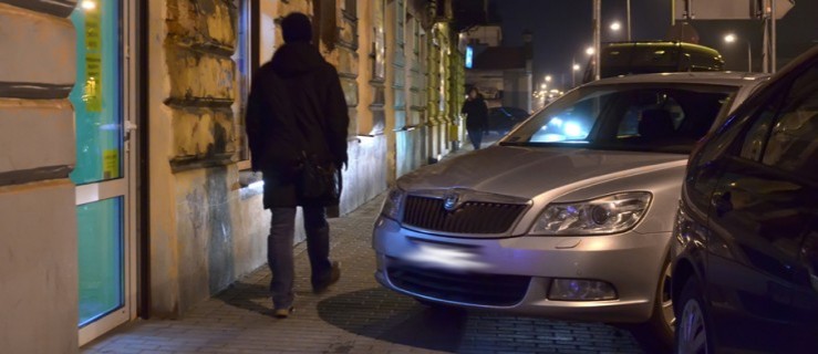 Parkujesz na chodniku? Uważaj. Policja zmierzy odległość od budynku - Zdjęcie główne