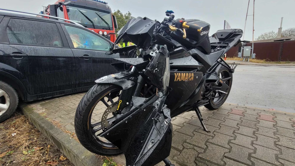 Zderzenie motocykla z samochodem na ul. ks. Wawrzyniaka w Rawiczu - Zdjęcie główne