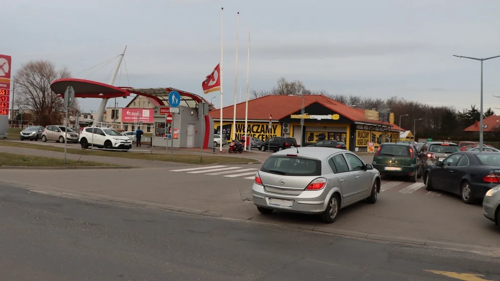 Kolejki na stacjach benzynowych. Korki w Rawiczu, Miejskiej Górce czy Jutrosinie [ZDJĘCIA] - Zdjęcie główne