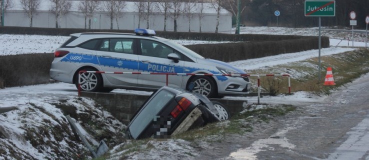 Auto wpadło do rowu. Kierowca w szpitalu [FOTO] - Zdjęcie główne