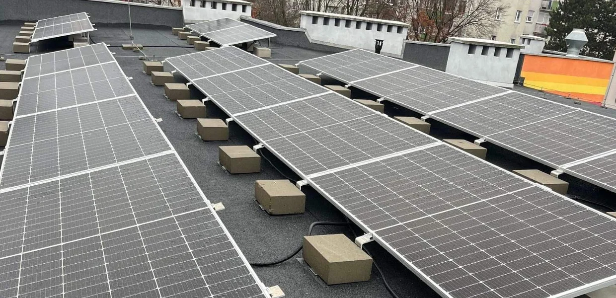 Energia ze słońca w przedszkolu "Pod Grzybkiem". Na dachu zamontowano panele - Zdjęcie główne