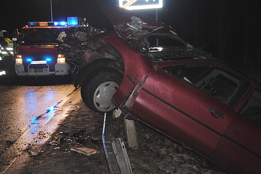 Ford mondeo zawisł na barierkach [WIDEO, ZDJĘCIA] - Zdjęcie główne