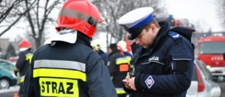 Trzy osoby w szpitalu po dachowaniu osobówki - Zdjęcie główne