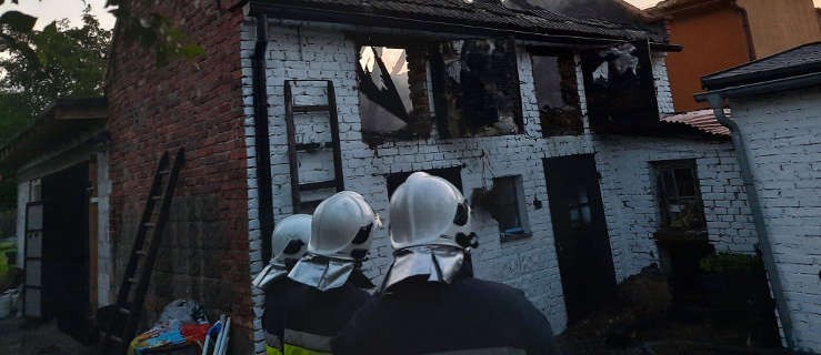 Pożar dachu. Straty wstępnie oszacowano na 15.000 zł - Zdjęcie główne