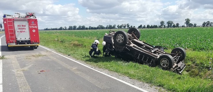 Dachowanie pod Roszkówkiem. Kierowca trafił do szpitala [FOTO] - Zdjęcie główne