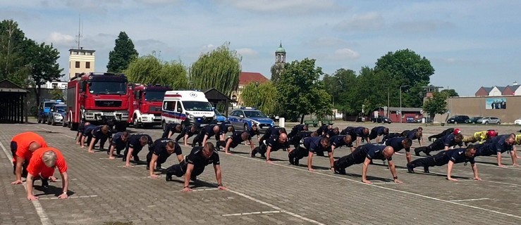 #GaszynChallenge. W akcji rawiccy policjanci i strażacy zawodowi [WIDEO] - Zdjęcie główne