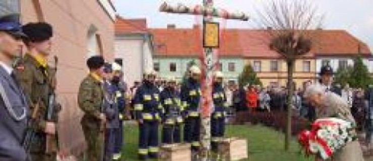 Sarnowa: oddano hołd poległym w Katyniu i ofiarom katastrofy - Zdjęcie główne