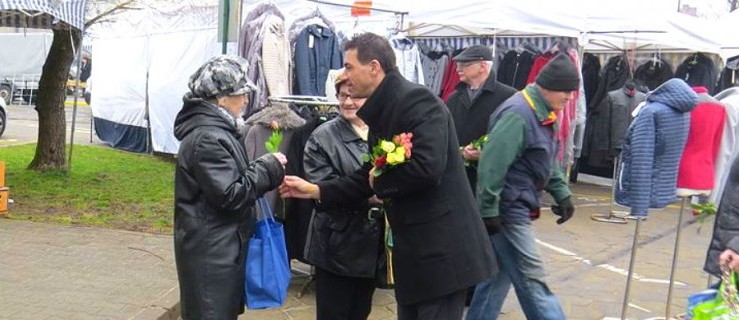 Burmistrzowie sprzedają kwiaty na targu? Nie, to prezent - Zdjęcie główne