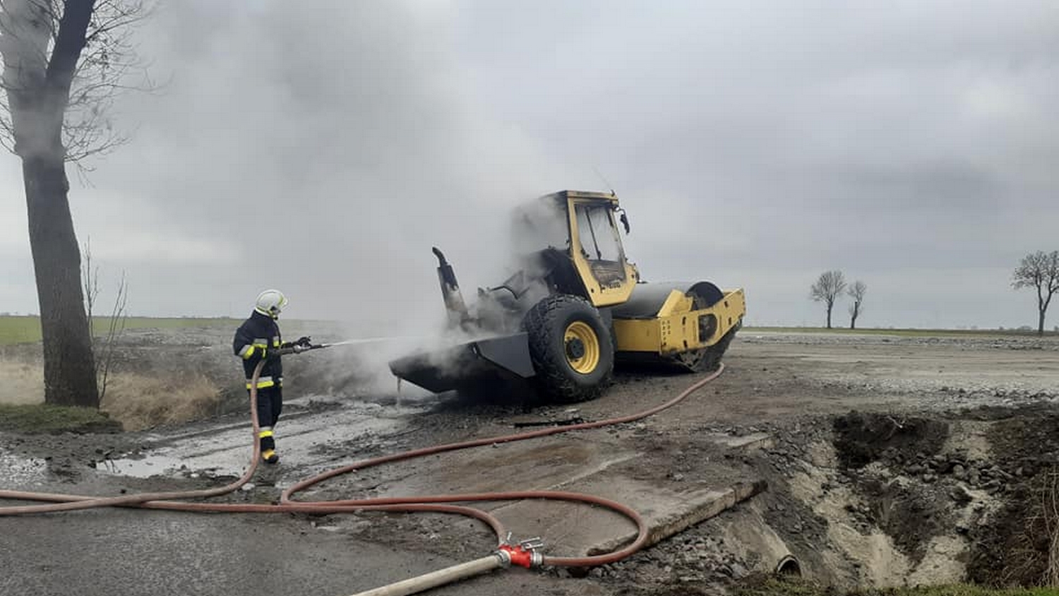 Walec drogowy i auto osobowe w ogniu - Zdjęcie główne