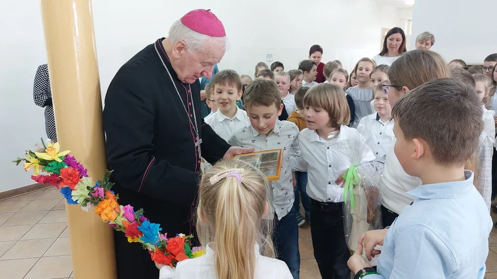 Biskup Zdzisław Fortuniak odwiedził szkołę podstawową w Jutrosinie - Zdjęcie główne