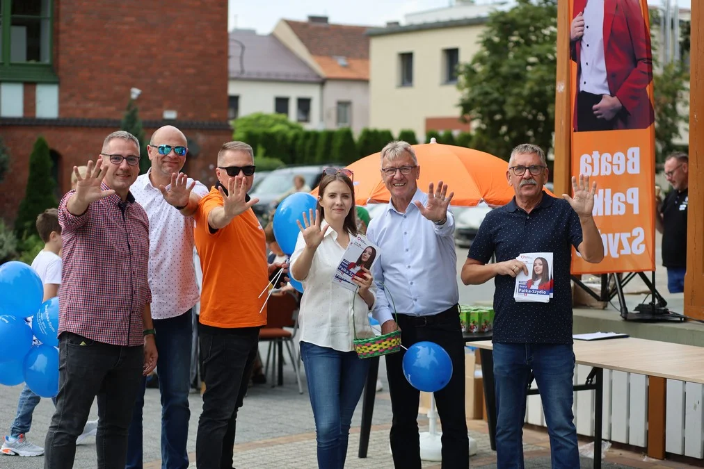 Piknik promujący kandydaturę Beaty Pałki-Szydło w parku koło Domu Kultury w Rawiczu. Pożegnanie lata dla najmłodszych [ZDJĘCIA] - Zdjęcie główne