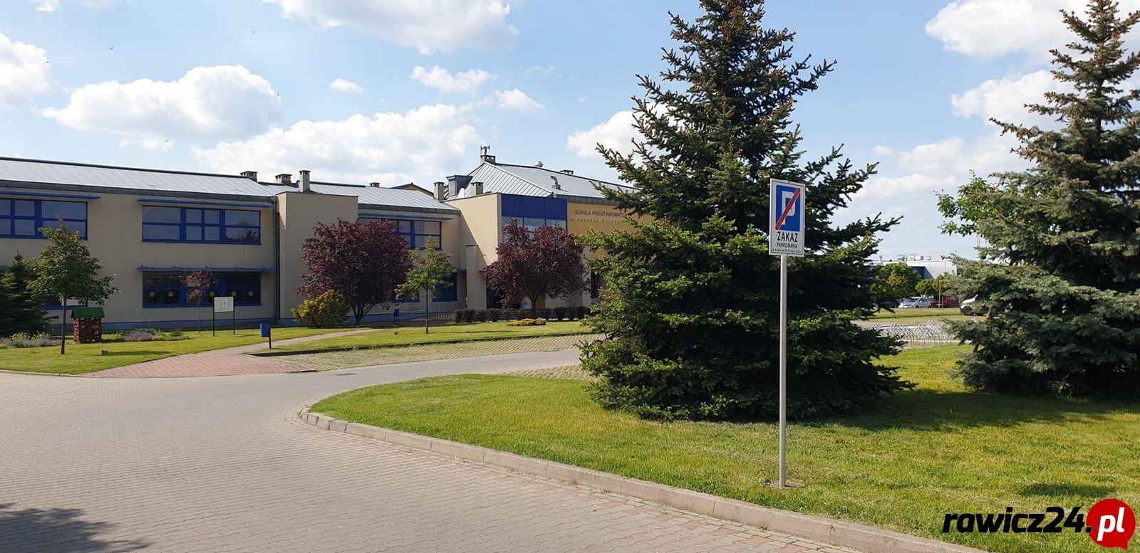 Od czwartku zakaz parkowania przy szkole w Sierakowie - Zdjęcie główne
