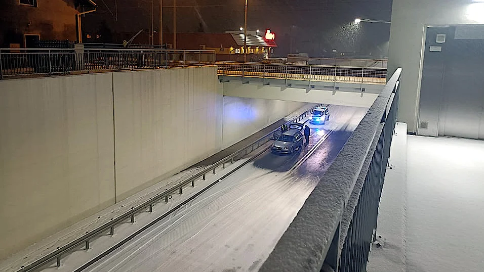 Uwaga! Ślisko w tunelu. Doszło do kolizji. - Zdjęcie główne