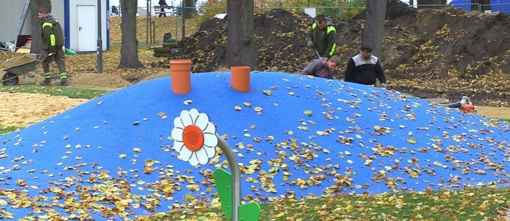 Kończą plac zabaw w parku przy domu kultury [FILM] - Zdjęcie główne