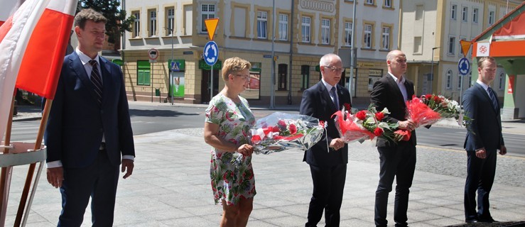 Pod pomnikiem Żołnierza Polskiego złożono kwiaty - Zdjęcie główne