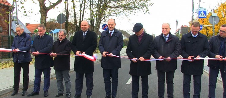 W Szymanowie otwarto i poświęcono 800 metrów drogi - Zdjęcie główne