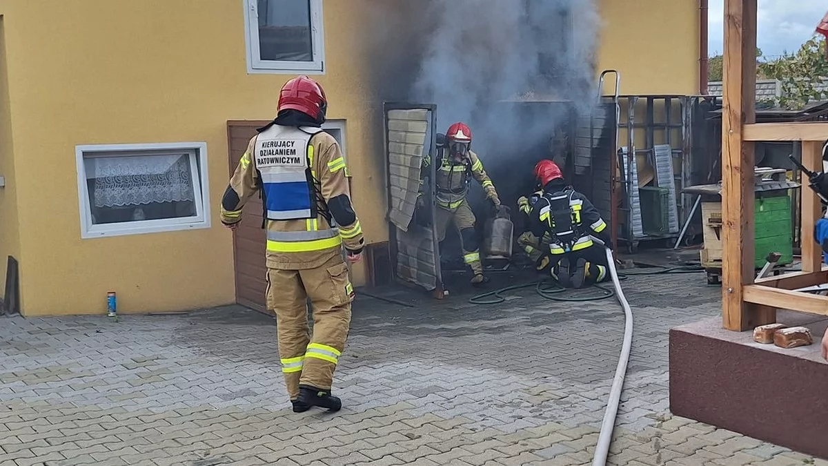 Pożar garażu w Sierakowie. Trwa akcja gaśnicza - Zdjęcie główne