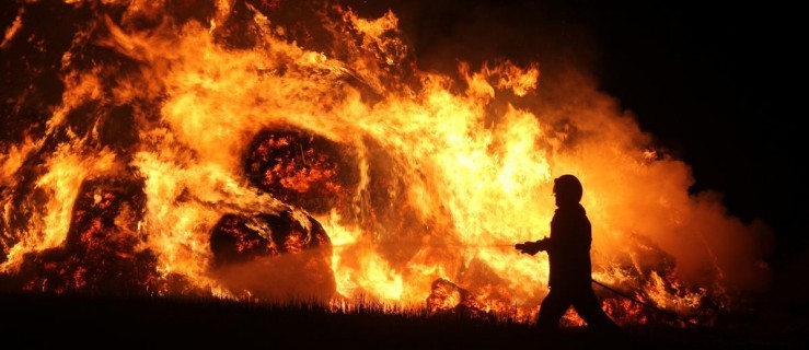 W nocy spłonął stóg z balotami słomy. [FOTO + FILM] - Zdjęcie główne