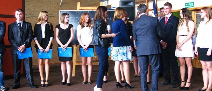 Pożegnanie absolwentów w Zespole Szkół Zawodowych w Rawiczu - Zdjęcie główne