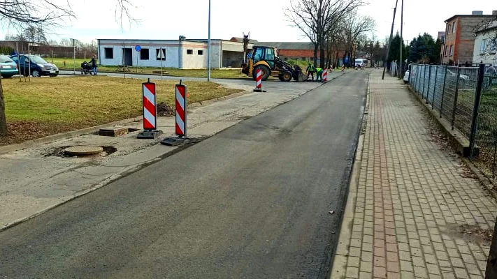 Będzie lepszy dojazd na były poligon. Remontują ulicę Leśną - Zdjęcie główne