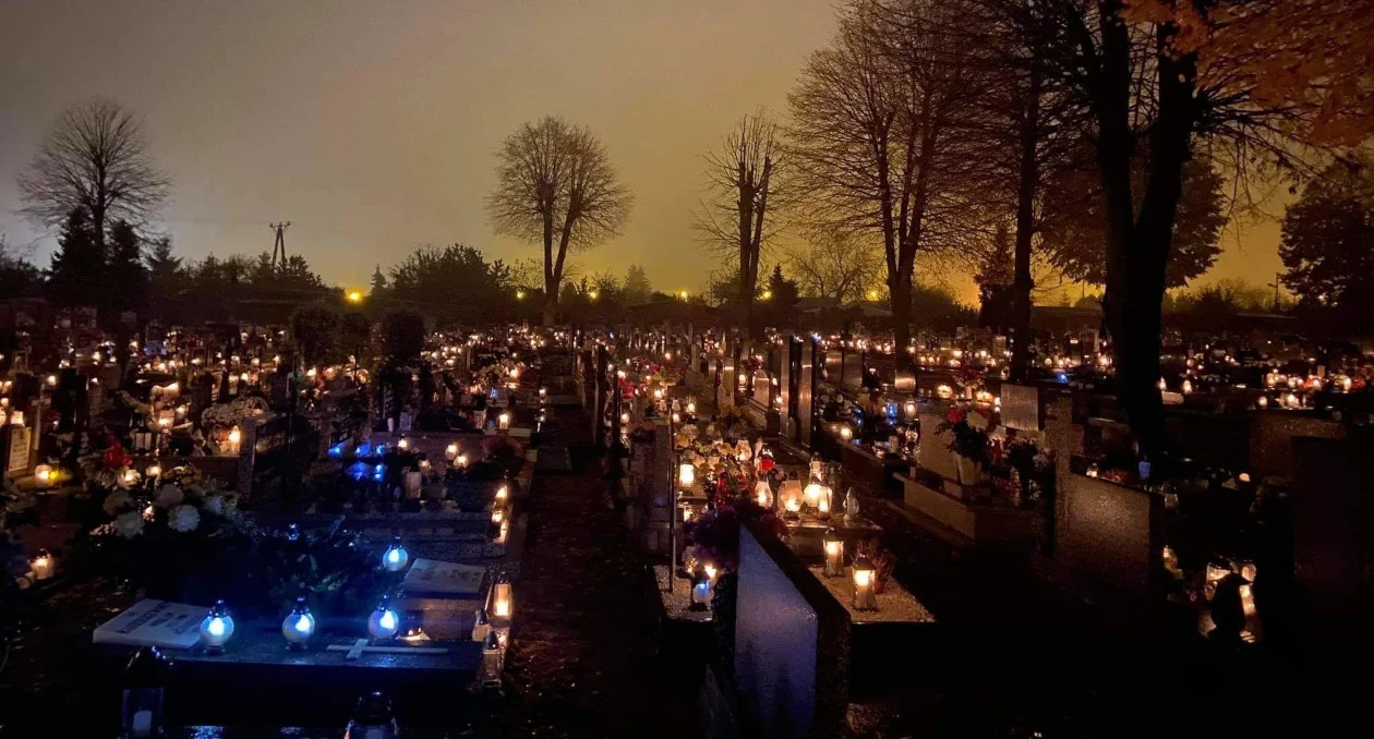 Dziś Wszystkich Świętych. O której msze św. na cmentarzach w powiecie rawickim? - Zdjęcie główne