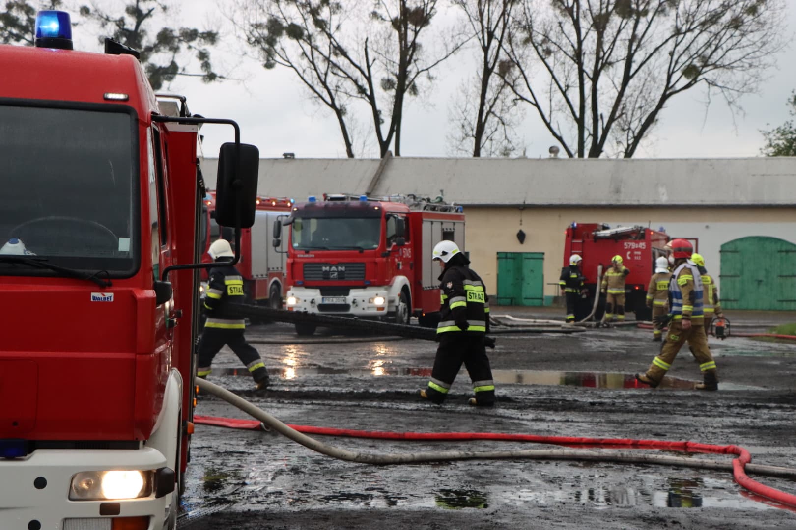 Pożar budynku stadniny koni w Dłoni (gm. Miejska Górka)