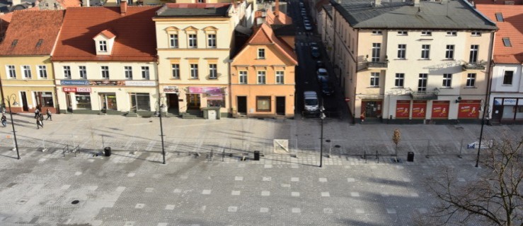 Ławki na rynek dostarczono posklejane farbą. "Naliczamy kary" - Zdjęcie główne