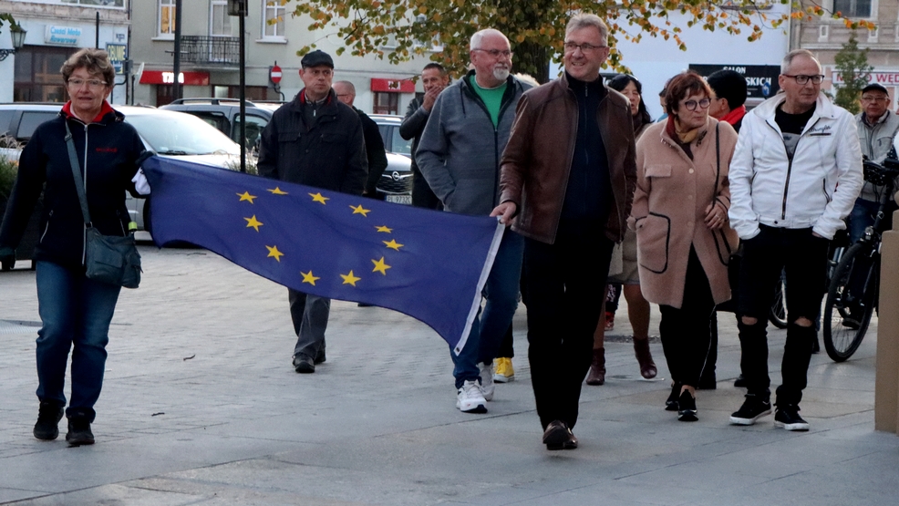 Rawicz. Demonstracja w obronie obecności w Unii Europejskiej [ZDJĘCIA] - Zdjęcie główne