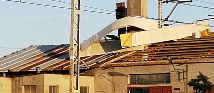 Wiatr zerwał dach z budynku PKP. Naprawa nie tak szybko - Zdjęcie główne