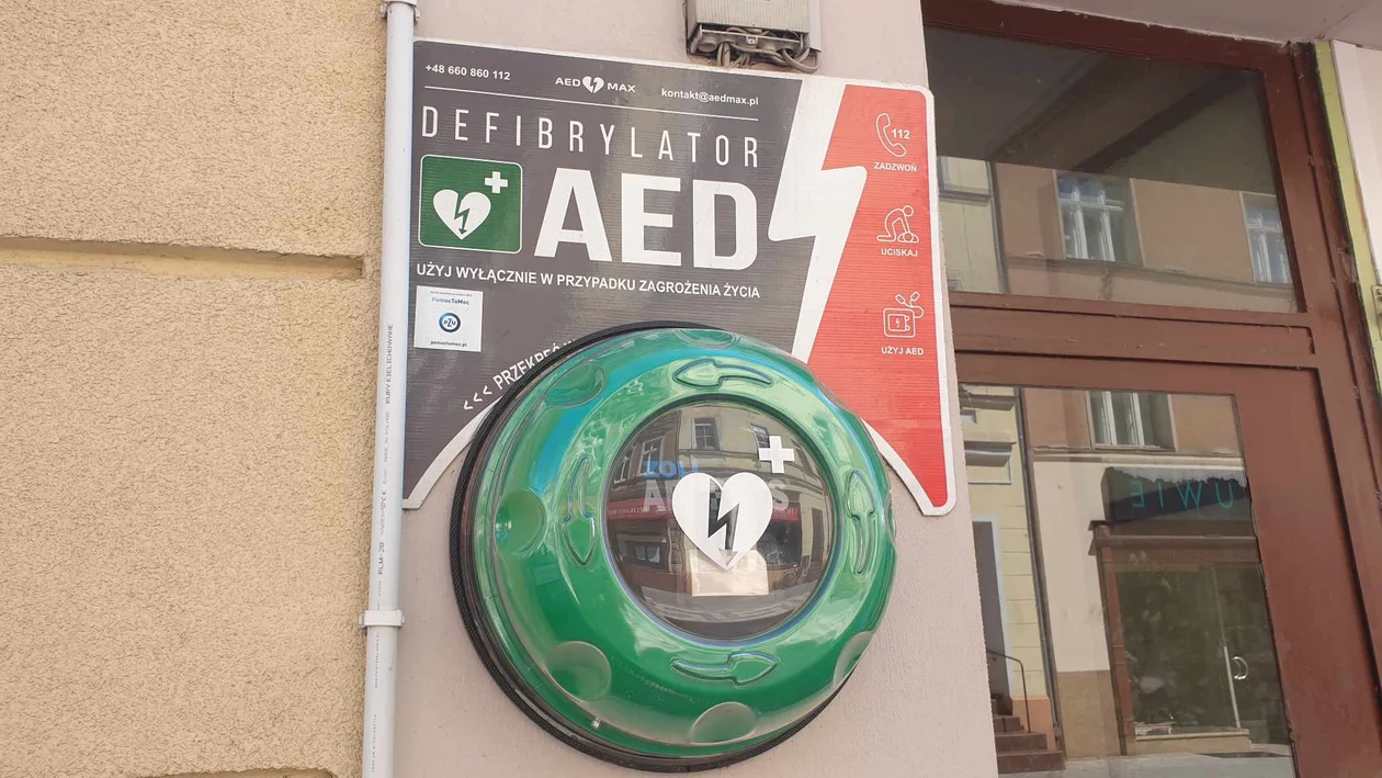 Zdewastowali AED na rawickim deptaku i uciekli - Zdjęcie główne