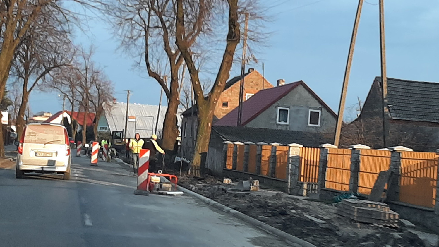 Budowa ścieżki Rawicz - Osiek. Mieszkańcy Chojna ze zdumieniem przyglądają się inwestycji  - Zdjęcie główne