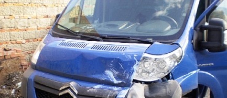 Pijany nastolatek kierował autem i uderzył w płot  - Zdjęcie główne