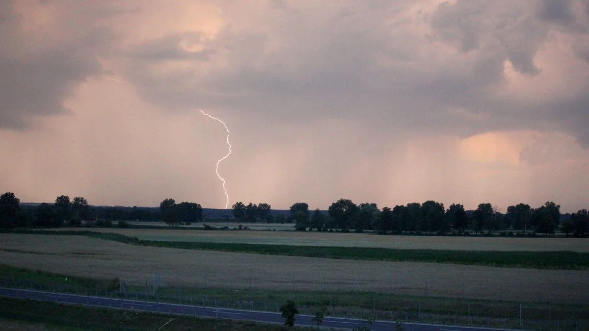 Ostrzeżenie meteorologiczne. Możliwe intensywne opady deszczu i burze z gradem - Zdjęcie główne