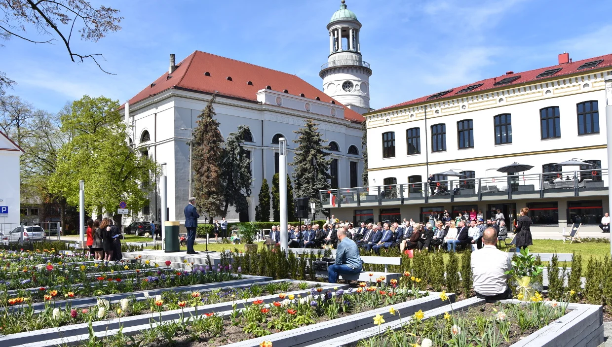 60 miejsc na parkingu przy rawickiej multibibliotece. Kiedy go zbudują? - Zdjęcie główne