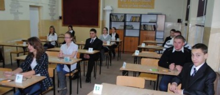 Trwa próbny egzamin gimnazjalny - Zdjęcie główne
